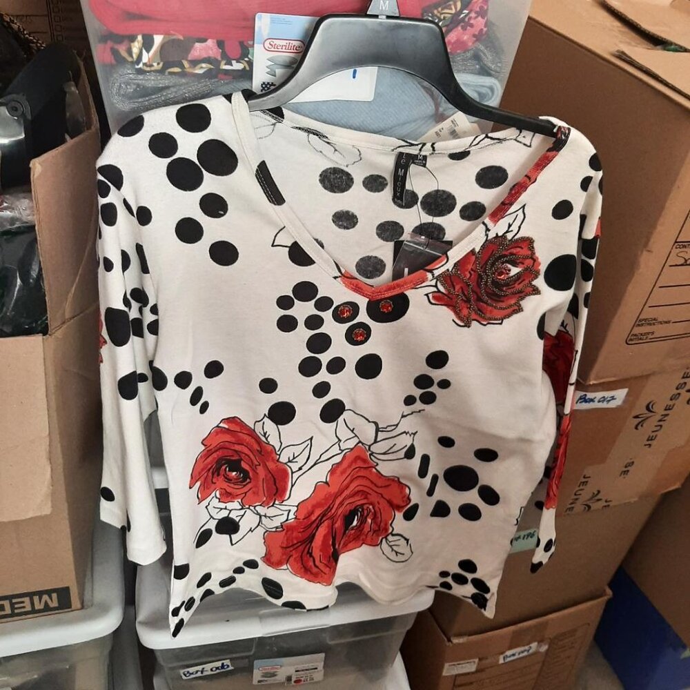 NEW TAG ! Le Mieux Studio Women Sweater Red Rose With Rhinestone 3/4 Sleeve SzM